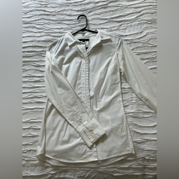Banana Republic white button up blouse. small fringe detail on buttons. Size 2 - Picture 2 of 6